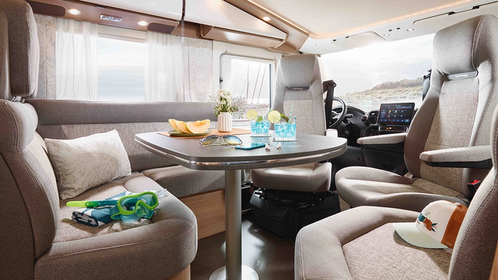 Sitzgruppe mit gedecktem Tisch, Dachstaukästen und Blick auf das Hubbett