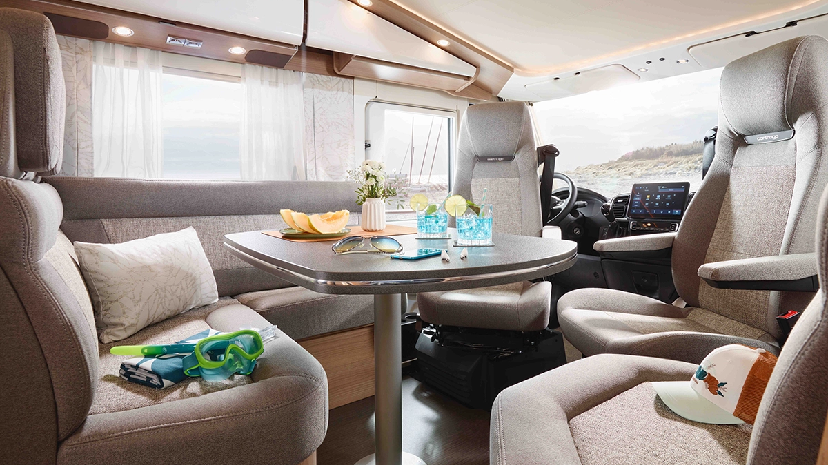 Sitzgruppe mit gedecktem Tisch, Dachstaukästen und Blick auf das Hubbett