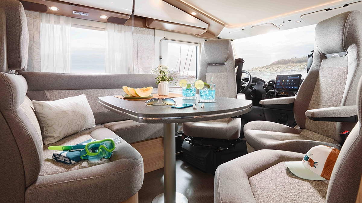 Sitzgruppe mit gedecktem Tisch, Dachstaukästen und Blick auf das Hubbett