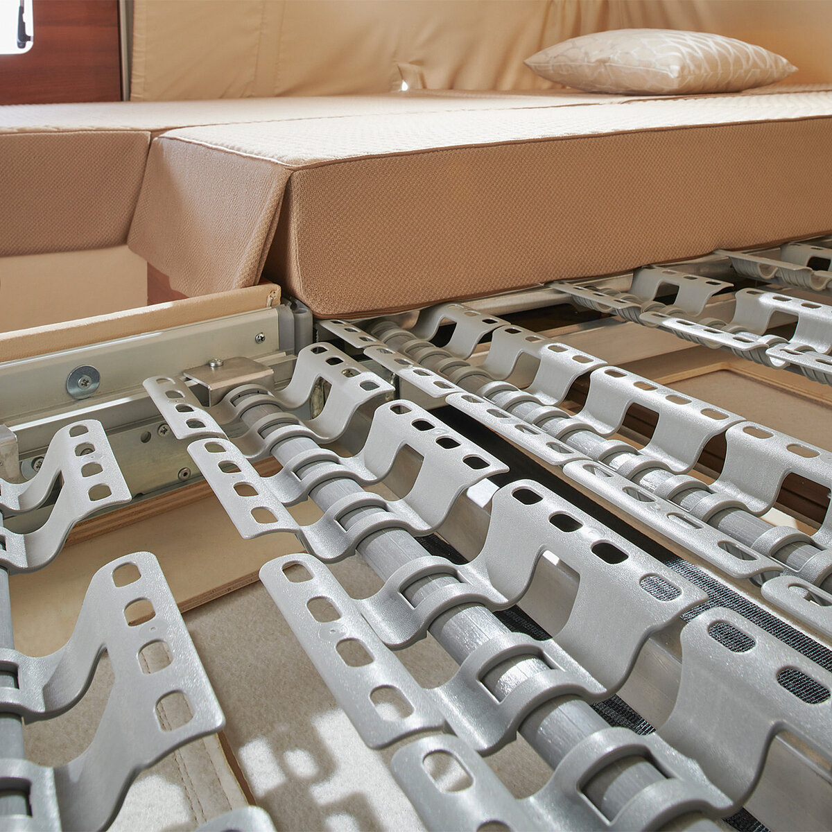 Detailaufnahme des Schlafsystems Carawinx im elektrisch absenkbaren Hubbett