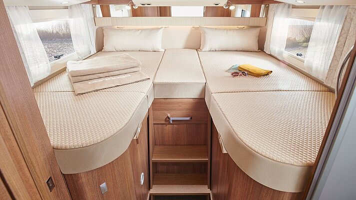 Liegefläche der Längseinzelbetten im Carthago C2-tourer I 147 RB LE L 