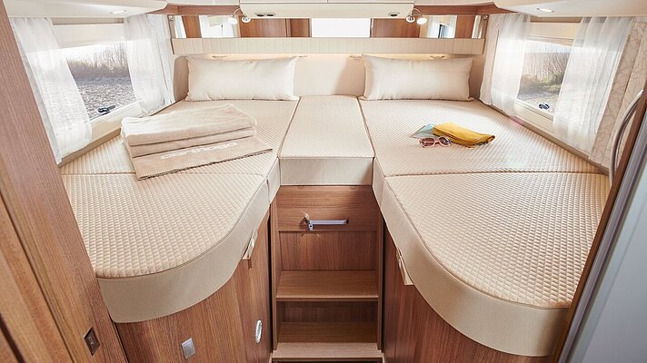 Liegefläche der Längseinzelbetten im Carthago C2-tourer I 147 RB LE L 