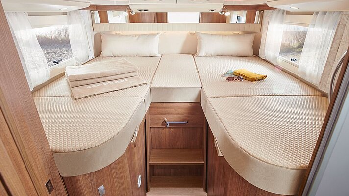 Liegefläche der Längseinzelbetten im Carthago C2-tourer I 147 RB LE L 