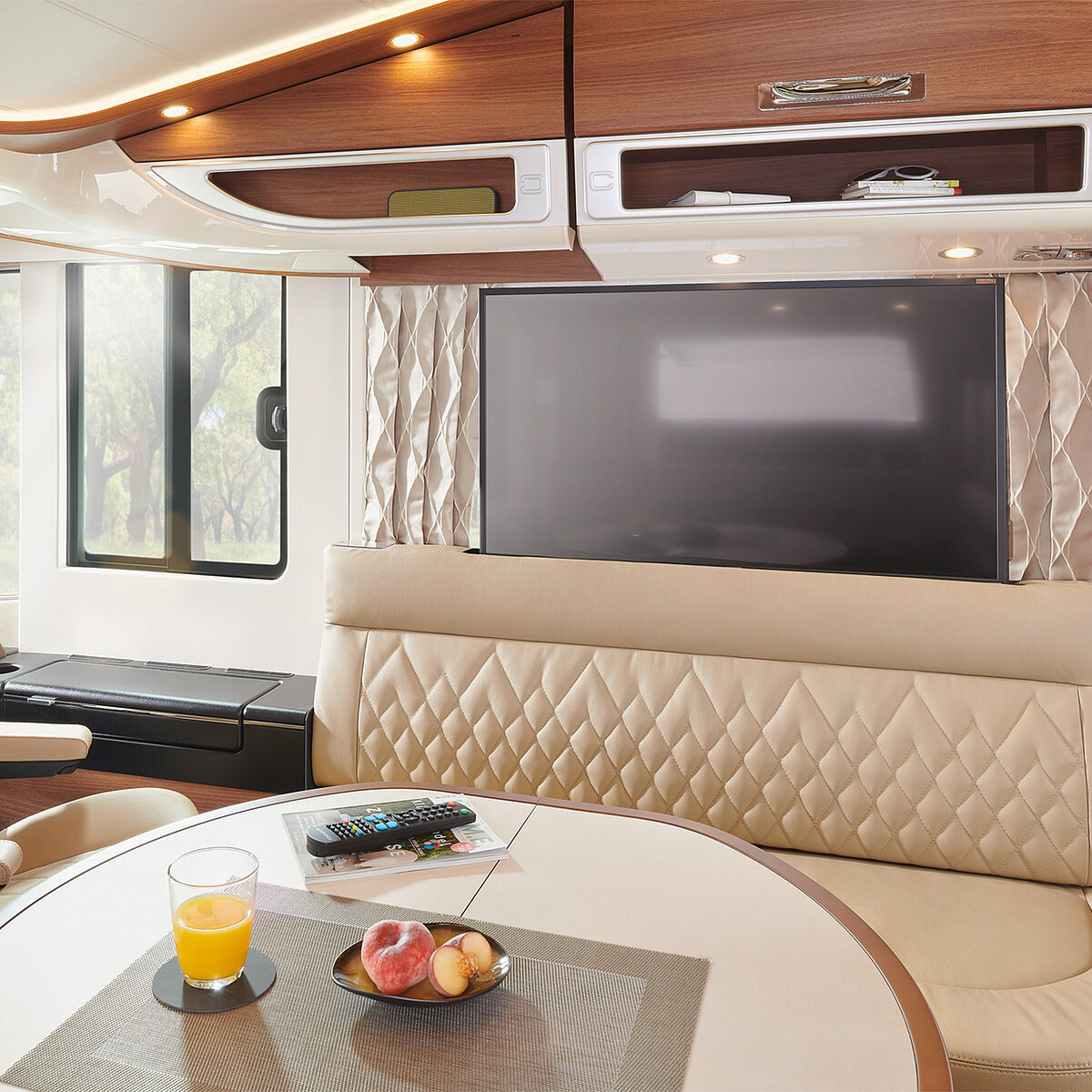 Elektrisch ausfahrbares System für einen Smart LED Flachbildschirm im Wohnbereich eines Reisemobils