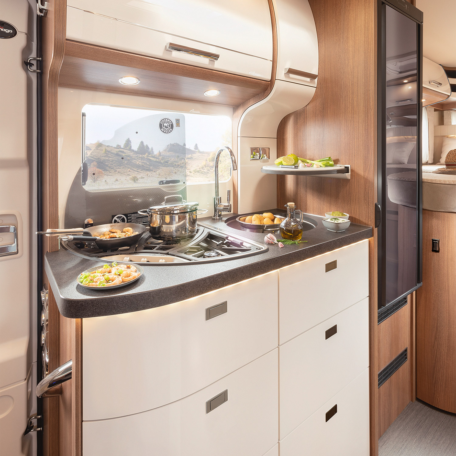 Ansicht der Seitenküche eines Reisemobils mit Kühlschrank