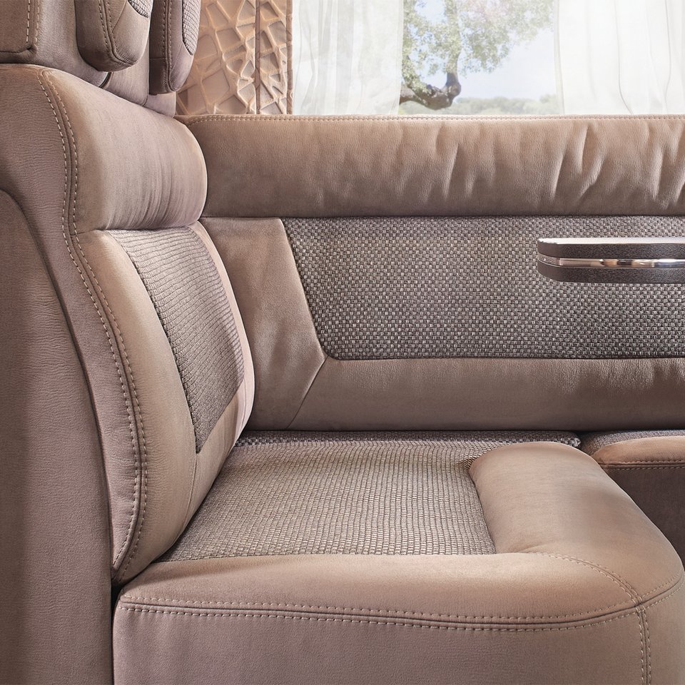 Ansicht der ergonomisch geformten Sitzpolster mit Mehrlagen-Premiumschaumkern und formschöner Frontblende
