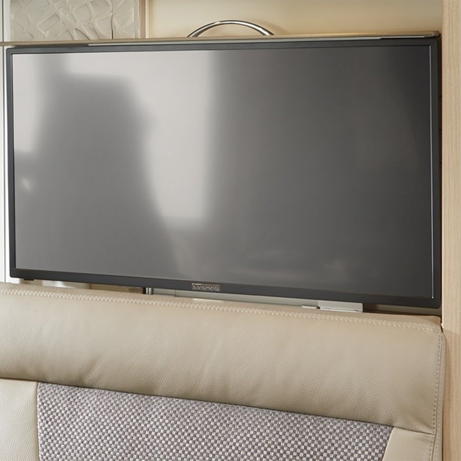 Detailaufnahme des TV-Auszugsystems im Wohnbereich des Reisemobils