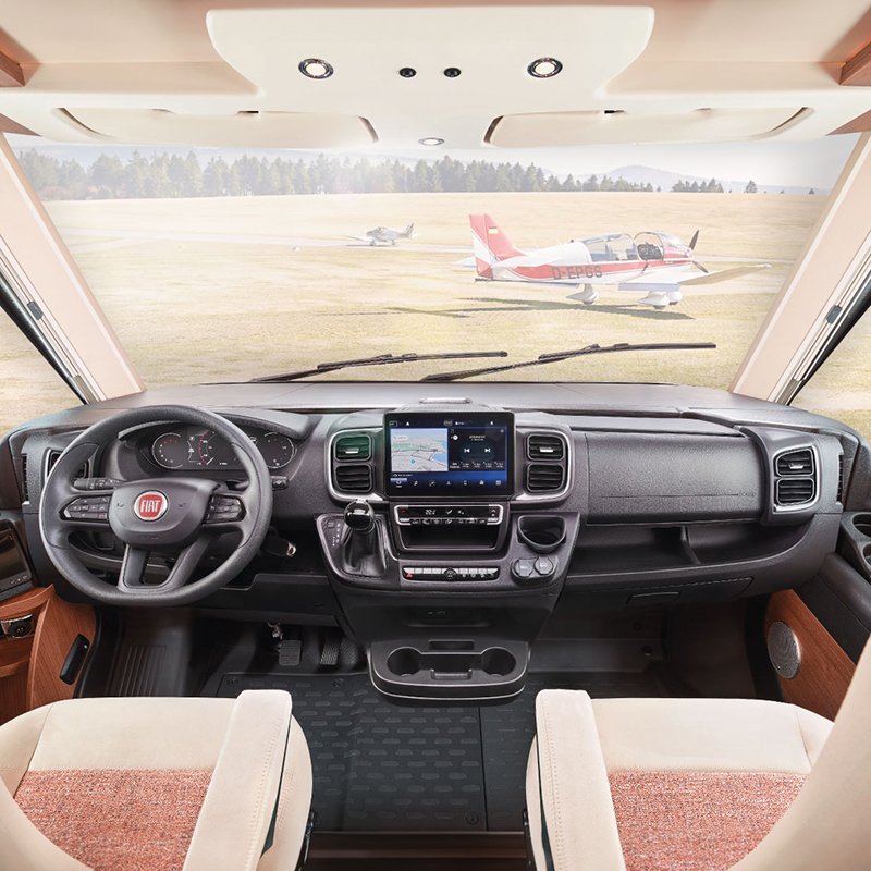 Innenansicht des Armaturenbretts im Fahrerhaus eines integrierten c-compactline I 143 LE auf Fiat