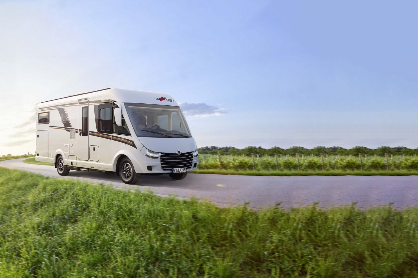 Vollintegrierter Carthago c-tourer I 145 RB LE superior auf Fiat in grüner Landschaft