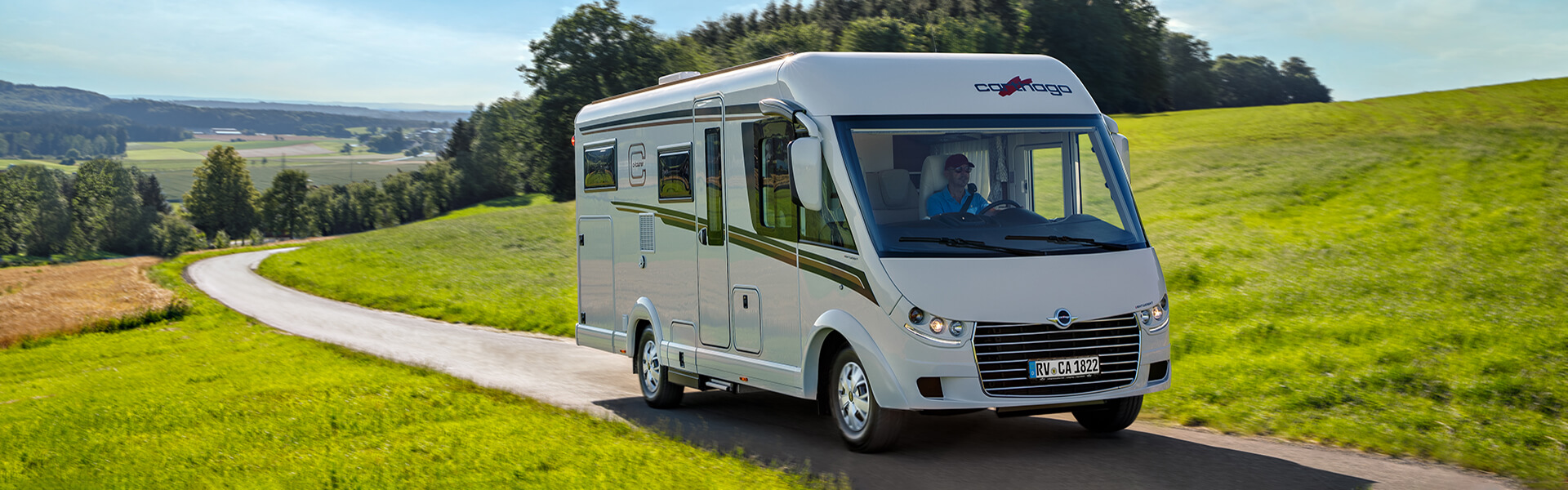 Vollintegrierter c-tourer-143-le in grüner Landschaft