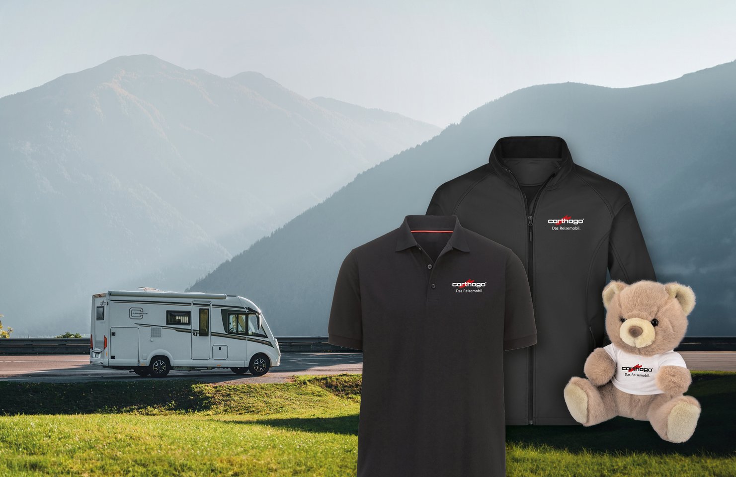 Carthago T-Shirt´s und Teddybär aus dem Webshop. Im Hintergrund Vollintegriertes Wohnmobil in Berglandschaft