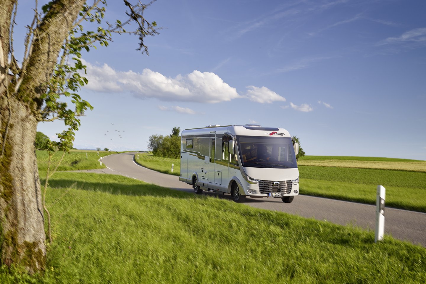 Carthago Wohnmobil c-line Integriert fahrend auf der Straße