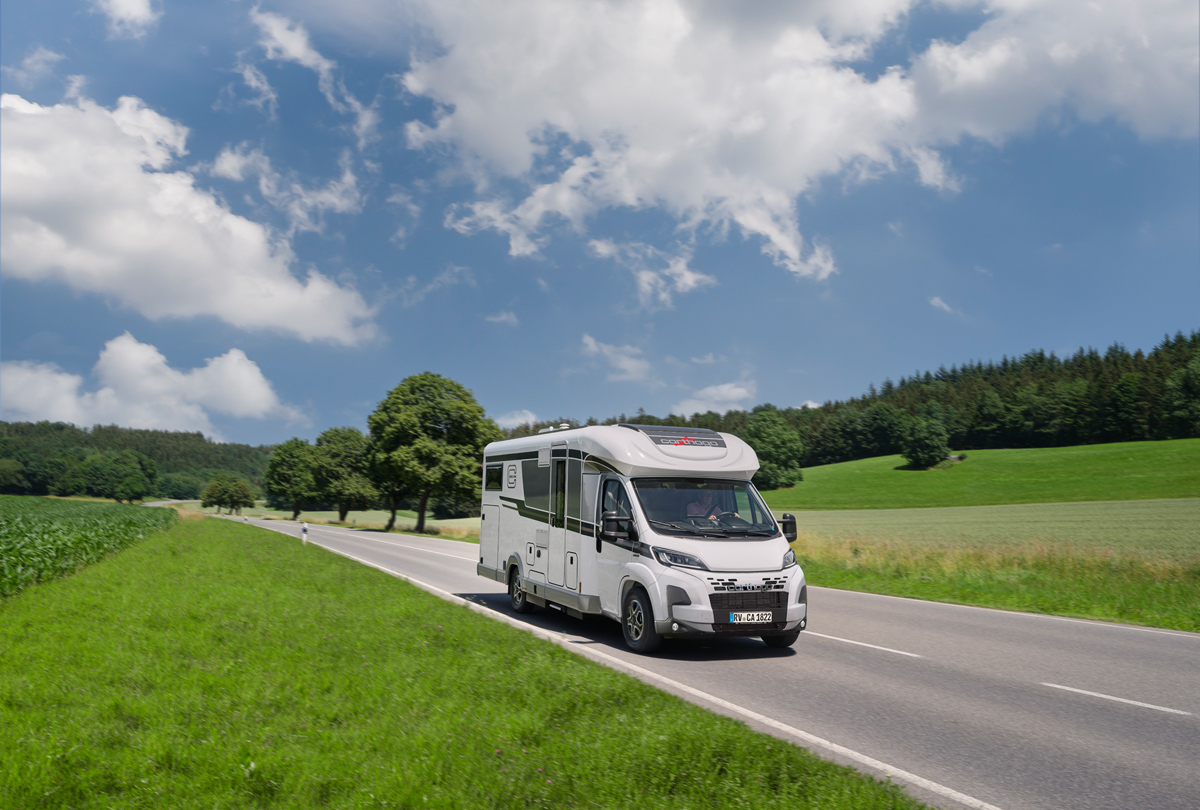 Landschaftsaufnahme fahrendes Carthago Wohnmobil c-line Teilintegriert