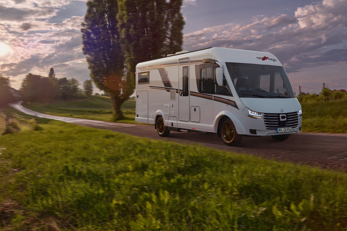 Landschaftsaufnahme Carthago Wohnmobil c1-tourer Integriert bei Dämmerung