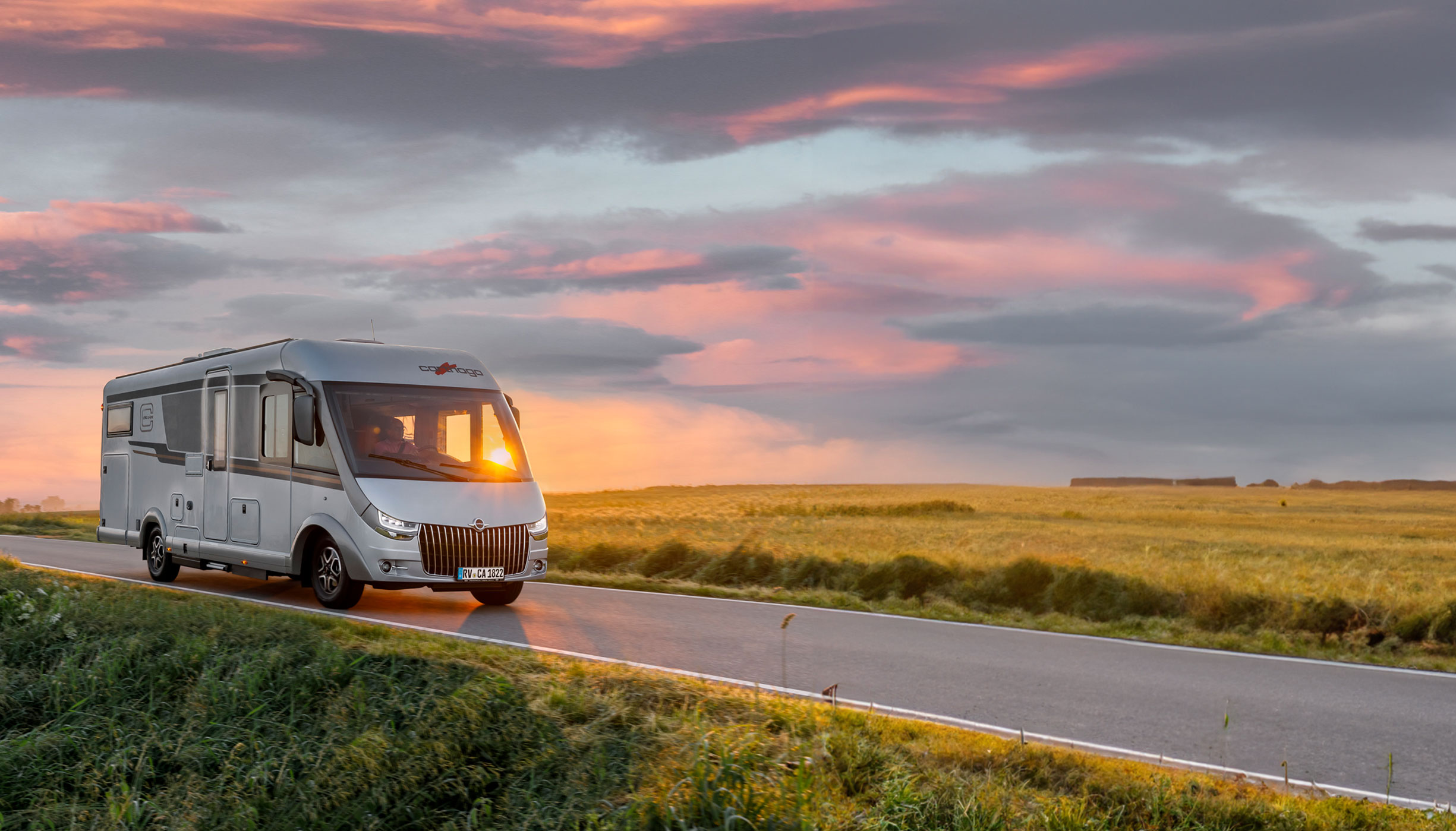 Fahraufnahme eines vollintegrierten Carthago chic c-line I 4.9 LE im Sonnenuntergang