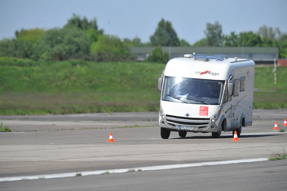 Fahrendes vollintegriertes Wohnmobil auf einer Straße