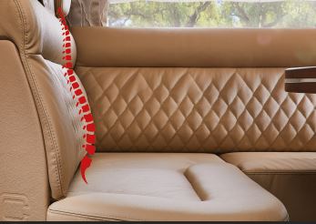 Sitzecke im inneren eines Carthago Reisemobils, in hellbraunem Leder und Rautensteppung 