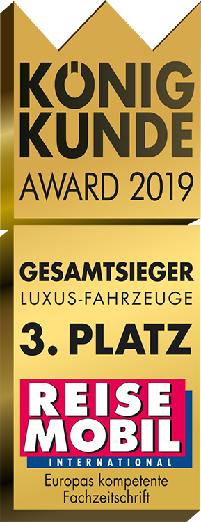Eine gold-schwarze Plakette mit der Aufschrift König Kunde Award 2019. Darunter steht Gesamtsieger Luxus-Fahrzeuge 3. Platz und zeigt das rot-blau-weiße Logo von REISE MOBIL INTERNATIONAL.