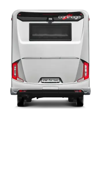 Rückansicht eines silbernen Carthago Liner for two Wohnmobils mit breiter Heckscheibe, roten Rückleuchten und dem Carthago Logo oben rechts.
