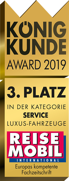 Auf einer gold-schwarzen Plakette steht: "König Kunde Award 2019". 3. Platz in der Kategorie Service Luxus-Fahrzeuge." Darunter steht das Logo von "Reisemobil International" und der Text: "Europas kompetente Fachzeitschrift.".