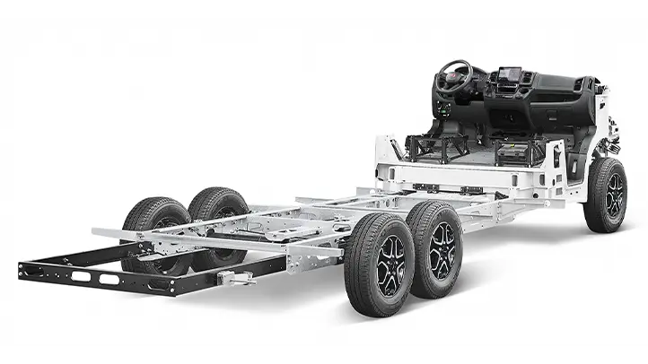 En 3D-genererad bild av ett Fiat Ducato-husbilschassi med sex hjul, en friliggande metallram och en synlig instrumentbräda och ratten i fronten. Kaross och utvändig inklädnad saknas.