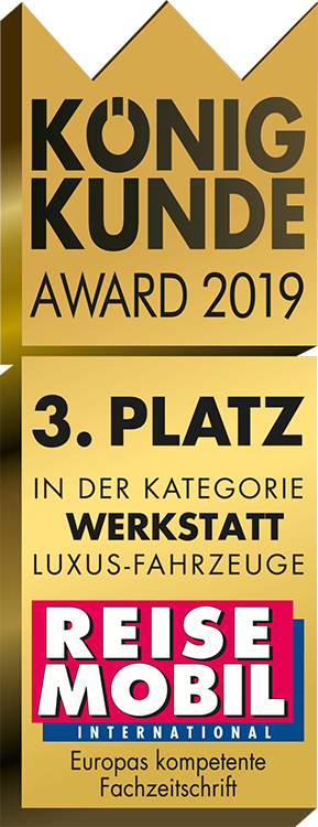 Auf einer gold-schwarzen Auszeichnungstafel steht "König Kunde Award 2019, 3. Platz in der Kategorie Werkstatt Luxus-Fahrzeuge". Darunter befindet sich das rot-weiße Logo von "Reisemobil International" mit Text darunter.