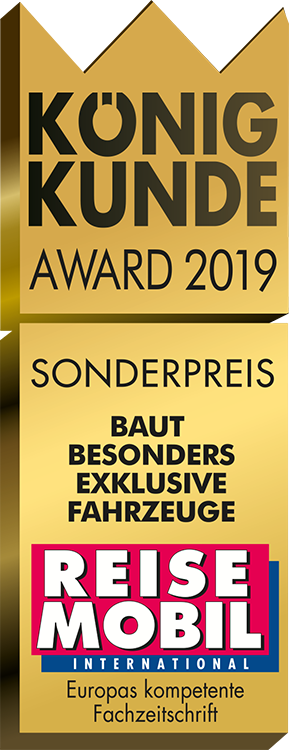 Gold-schwarze Preistafel mit der Aufschrift "König Kunde Award 2019 Sonderpreis" mit dem Text "Baut besonders exklusive Fahrzeuge" und dem Logo von Reise Mobil International, das auf eine besondere Auszeichnung für exklusive Fahrzeuge hinweist.