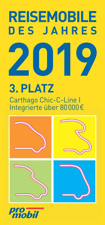 Plakette mit REISEMOBILE DES JAHRES 2019, 3. Platz, und Carthago Chic-C-Line I Integrierte über 80 000 € in blauer Schrift, bunten Wohnmobilkonturen und dem promobil-Logo am unteren Rand.