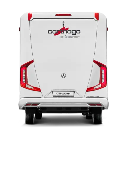 Rückansicht eines weißen Carthago c2-tourer-Reisemobils mit roten Akzenten, markanten Rückleuchten und dem Carthago-Logo auf der Hecktür.