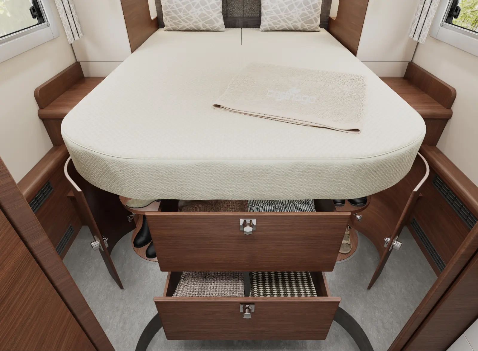 Ein ordentlich gemachtes Bett mit beigem Bezug und gefaltetem Handtuch steht über drei offenen Holzschubladen, die in diesem kompakten, modernen reisemobil-Zimmer geordnete Aufbewahrungskörbe und Fächer zeigen.