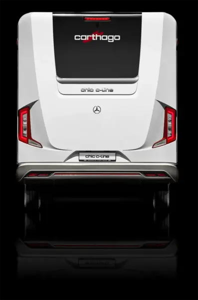 Rückansicht eines weißen Wohnmobils mit den Logos von Carthago chic c line t und Mercedes-Benz, vertikalen roten Rückleuchten und einem großen Heckfenster, alles vor einem schwarzen Hintergrund.