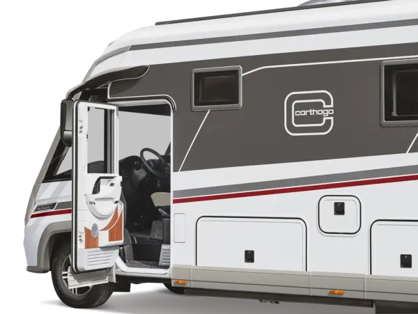 Ein modernes weiß-graues Carthago Liner for Two Wohnmobil mit einer teilweise geöffneten Seitentür, die den Blick auf den Fahrersitz und das Lenkrad im Inneren freigibt. Das Äußere ist mit kräftigen Streifen und dem Carthago-Logo versehen.