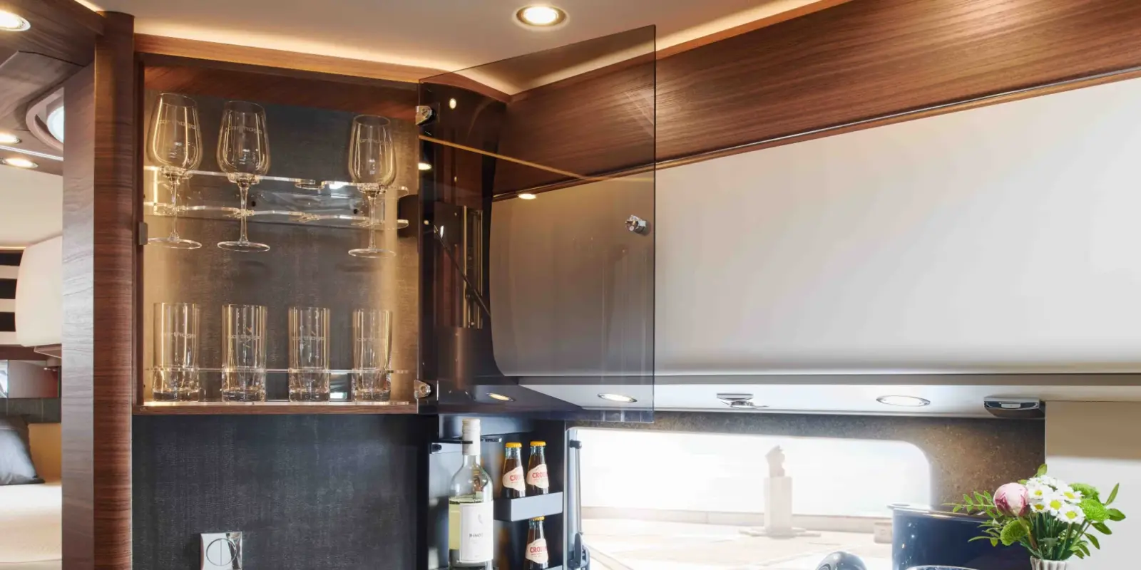 4.Galerie c line I4.9 LE Detailbild Barschrank mit Beleuchtung 1 1600x800
