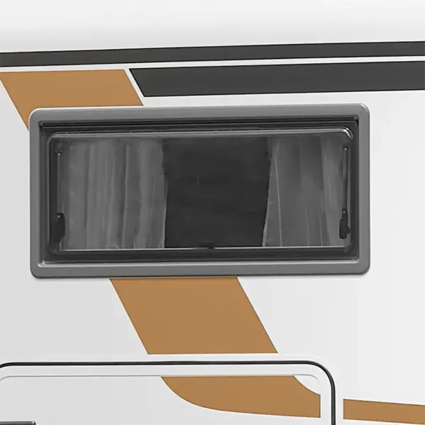 Ein rechteckiges Fenster mit Vorhängen ist in die Seite eines weißen Carthago C2-Tourer eingelassen, möglicherweise ein Wohnmobil mit braunen und schwarzen Diagonalstreifen auf der Außenseite.