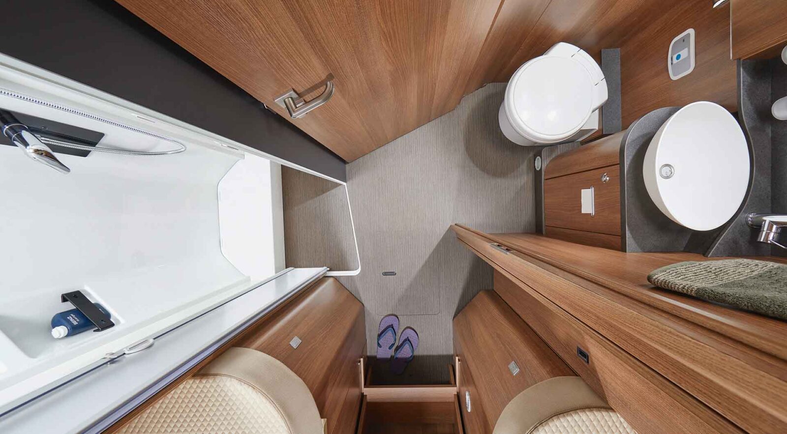5.Galerie C2 tourer I147RB LE L comfort 4.2t Umkleidezimmer 1600x883