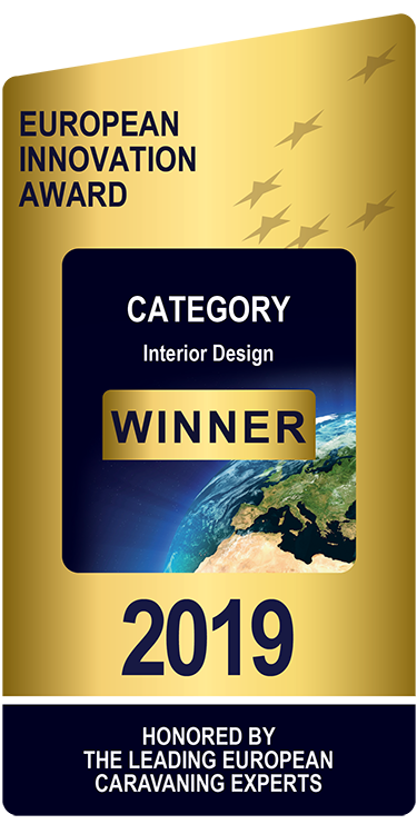 Goldene und blaue Plakette mit der Aufschrift European Innovation Award, Category Interior Design, Winner, 2019, ausgezeichnet von den führenden europäischen Caravaning-Experten mit einer Teilansicht der Erde.