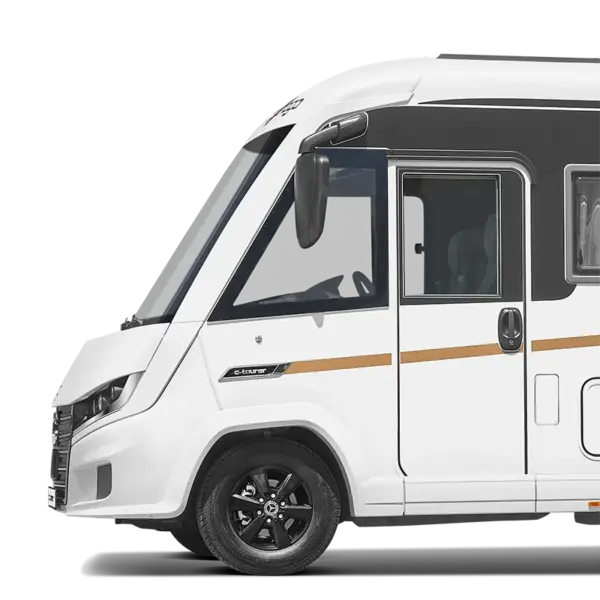 Seitenansicht der vorderen Hälfte eines weißen Carthago C2-Tourer Wohnmobils mit schwarzer Verkleidung, großen Seitenspiegeln, schwarzen Leichtmetallrädern und einem goldenen Streifen an der Seitentür.