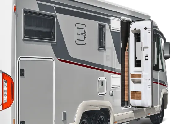 Ein silbernes Carthago Chic C Line Wohnmobil mit schwarzen und roten Akzenten wird von der Seite gezeigt, mit Fenstern und einer offenen Tür, die den Blick auf Stufen und einen Teil des Innenraums freigibt.