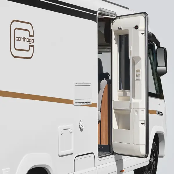 Ein weißes Carthago c2-tourer-Reisemobil mit geöffneter Seitentür, die einen Teil des Innenraums mit sichtbaren Sitzen freigibt. Das Äußere ist mit einem braunen Streifen und dem Carthago-Logo versehen.