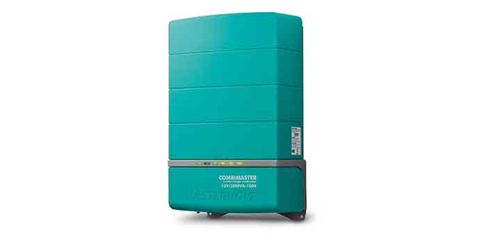 Un inverter verde montato sulla parete con forma rettangolare e spie di controllo sul lato anteriore, contrassegnato dalle scritte COMBIMASTER e MASTERWATT. Lo sfondo è bianco monocolore.