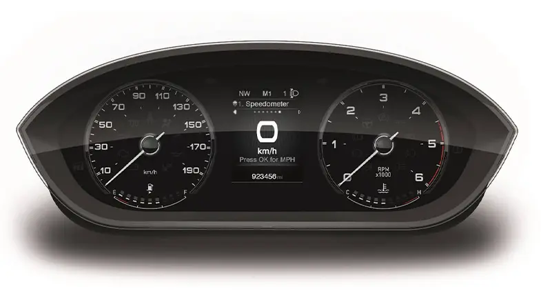 Digital instrumentbräda, varvtalsmätare och central bildskärm – som en Fiat Ducato-husbil. Hastighetsmätaren visar upp till 260 km/h; varvtalsmätaren når 8 000 v/min. Kilometermätaren visar 923456, varnings- och kontrollamporna syns.