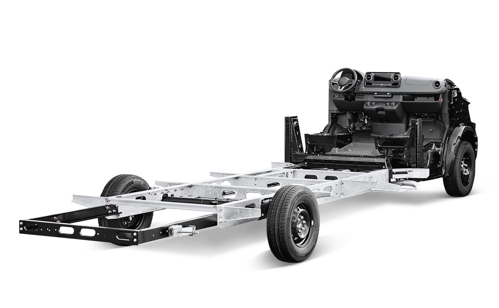 Darstellung einer Mercedes Chassis mit vier Rädern, freiliegendem Metallrahmen und Steuerkonsole mit Armaturenbrett und Sitzgestell. Die Karosserie und die Außenverkleidung fehlen.