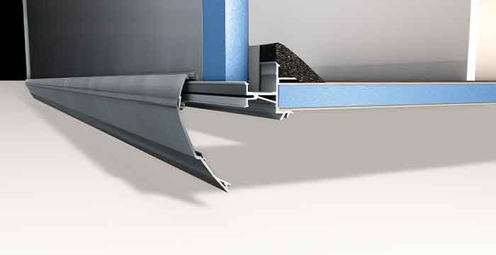 Eine technische 3D-Schnittzeichnung zeigt im Detail die Verbindung zwischen einer vertikalen Seitenwand und der horizontalen Bodenplatte. Sichtbar ist das ineinandergreifende Aluminium-Eckprofil, das die hellblauen Isolationskerne beider Bauteile stabil und kältebrückenfrei umschließt. Nach außen ist ein breites, graues Aluminium-Schürzenprofil angebracht, welches den Übergang am Fahrzeugexterieur bildet.