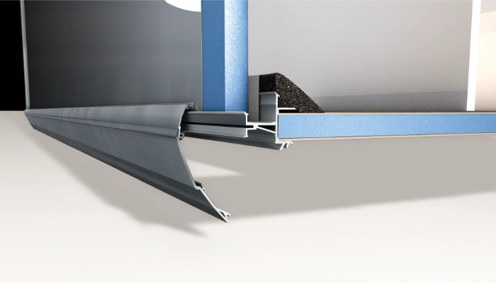 Detailansicht einer technischen CAD-Schnittzeichnung, die eine stabile Exterieur-Boden-Wand-Verbindung darstellt. Ein blaues Wandprofil ist über ein komplexes, ineinandergreifendes Aluminium-Schienensystem mit einem passenden blauen Bodenprofil fest verbunden. Die Schnittflächen der Schienen zeigen detaillierte, verzahnte Hohlkammer-Spezialprofile. Eine dunkle Keildichtung sowie weitere graue Gummileisten dichten die Verbindung bündig ab, um Feuchtigkeitseintritt zu verhindern. Links bildet eine weitere Metallprofilleiste einen sauberen, spritzwassergeschützten Abschluss des Bodens.