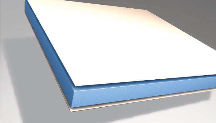Digitales Rendering eines Querschnitts einer Platte mit drei Schichten: eine dicke blaue Mittelschicht, die zwischen zwei dünnen weißen Schichten oben und unten liegt, alles vor einem grauen Hintergrund.