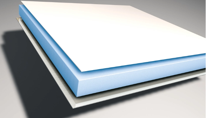 Ein digitales Rendering einer Sandwichplatte - die häufig im Wohnmobilbau verwendet wird - zeigt drei Schichten: eine weiße Deckplatte, einen dicken blauen Schaumstoffkern in der Mitte und eine graue Unterplatte. Die Schichten sind leicht voneinander getrennt, um ihre Struktur zu zeigen.