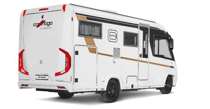 Ein weißes Carthago C2-Tourer-Reisemobil mit schwarzen und goldenen Akzenten, von der hinteren linken Seite aus gesehen, mit großen Fenstern, roten Rückleuchten und einem auffälligen Carthago-Logo auf der Rückseite.