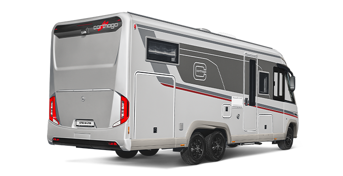 Ein modernes silbernes Wohnmobil mit schwarzen, grauen und roten Akzenten, großen Seitenfenstern und zwei Hinterrädern, von hinten gesehen vor einem schlichten weißen Hintergrund.