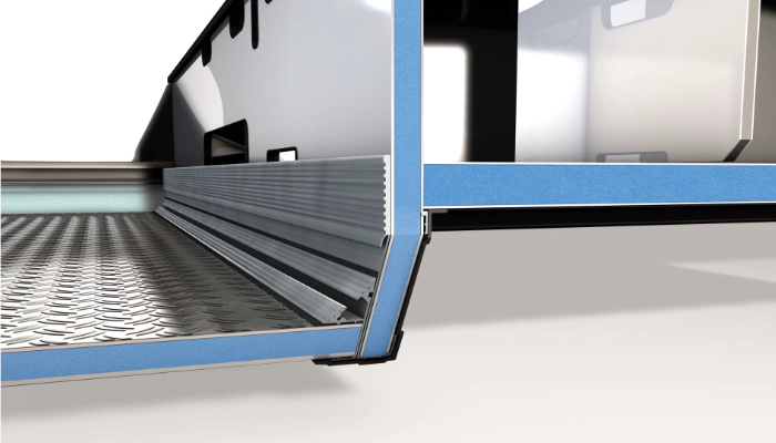 Technische CAD-Schnittzeichnung einer Exterieur-Rollergaragenabsenkung für Wohnmobile. Die Grafik zeigt den stufenartigen Übergang vom höheren Fahrzeugboden zur tiefergelegten Garagenfläche. Die Konstruktion besteht aus isolierten Sandwich-Paneelen mit blauem Hartschaumkern. Der Garagenboden ist mit einem robusten Aluminium-Riffelblech ausgekleidet. Stabile Aluminium-Winkelprofile verbinden die Wand- und Bodenelemente und sorgen für eine wasserdichte, tragfähige Absenkung im Heckbereich.