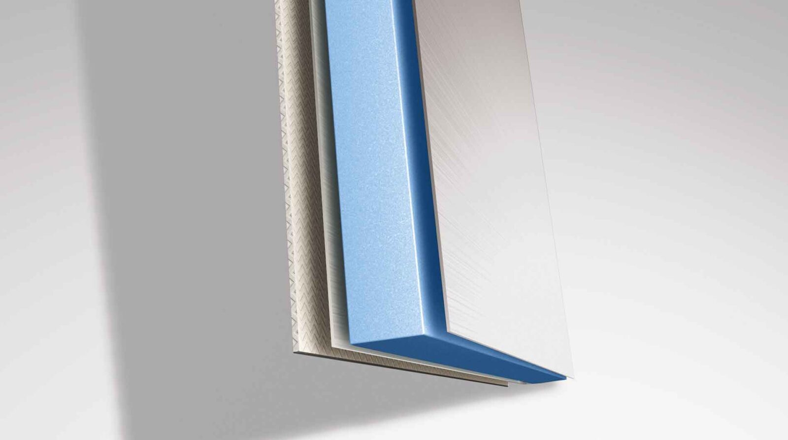 Nahaufnahme eines Querschnitts einer isolierten Platte für ein integriertes wohnmobil, die drei Schichten zeigt: einen blauen Schaumstoffkern zwischen einer strukturierten Schicht auf der linken Seite und einer glatten, metallischen Schicht auf der rechten Seite.